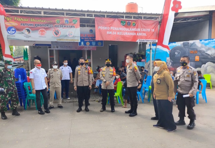 Monitoring Pelaksanaan Vaksinasi Merdeka, Tim Asistensi Polres Jakut Kunjungi Gerai Vaksin Polsek Pademangan