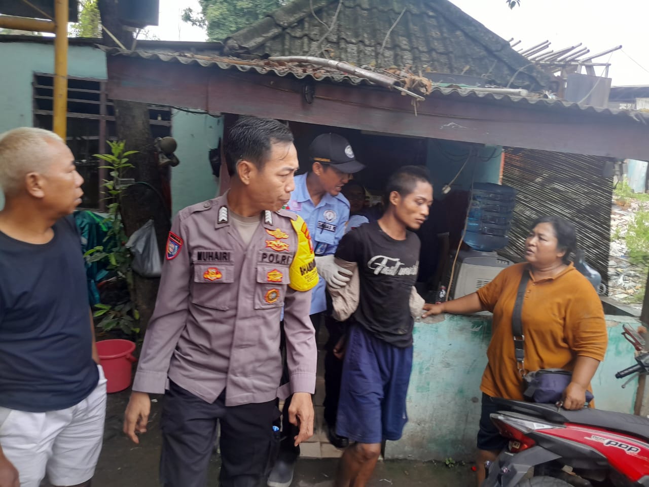 Cepat dan Tanggap, Bhabinkamtibmas Polsek Cengkareng Bersama Dinas Sosial Evakuasi Pria ODGJ Yang Mengamuk