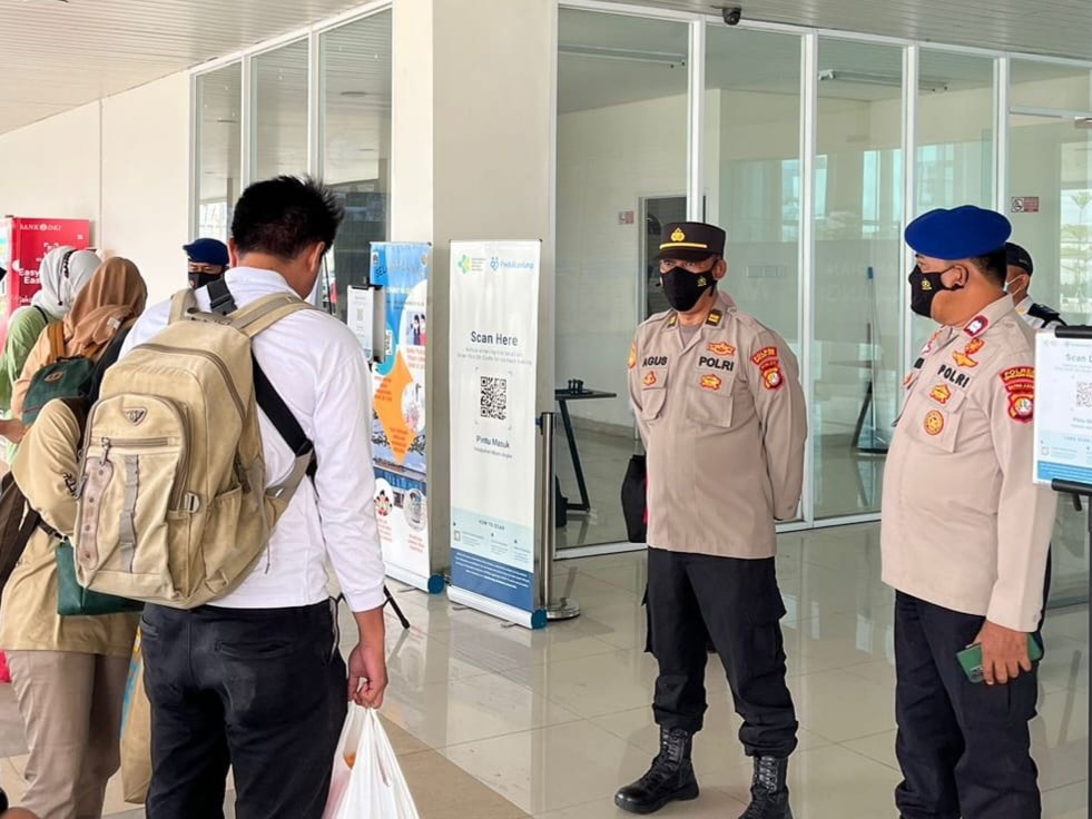 Polres Kep. Seribu Berikan Layanan Pengamanan Dermaga terhadap 211 Penumpang di Dermaga Kali Adem