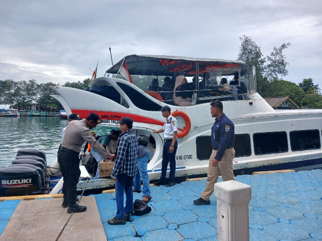 Polsek Kepulauan Seribu Selatan Gelar Pengamanan Dermaga untuk Pastikan Keselamatan dan Keamanan Wisatawan