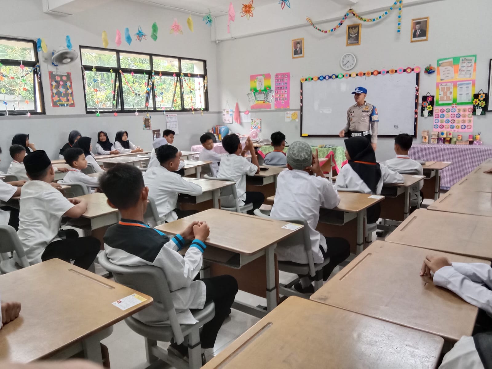 Polisi Goes To School di SDN Duri Kepa 07 Jakarta Barat : Sosialisasi Akan Pentingnya Tertib Berlalu Lintas