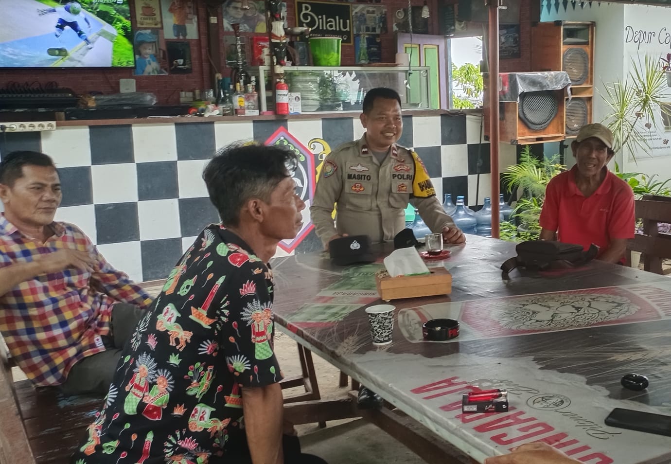 Bhabinkamtibmas Pulau Untung Jawa Sambangi Tokoh Masyarakat, Jalin Silaturahmi dan Himbau Cegah Hoax Pasca Pemilu