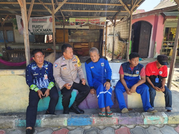 Bhabinkamtibmas Pulau Pramuka Himbau Warga Jaga Keamanan dan Keselamatan di Musim Angin Barat