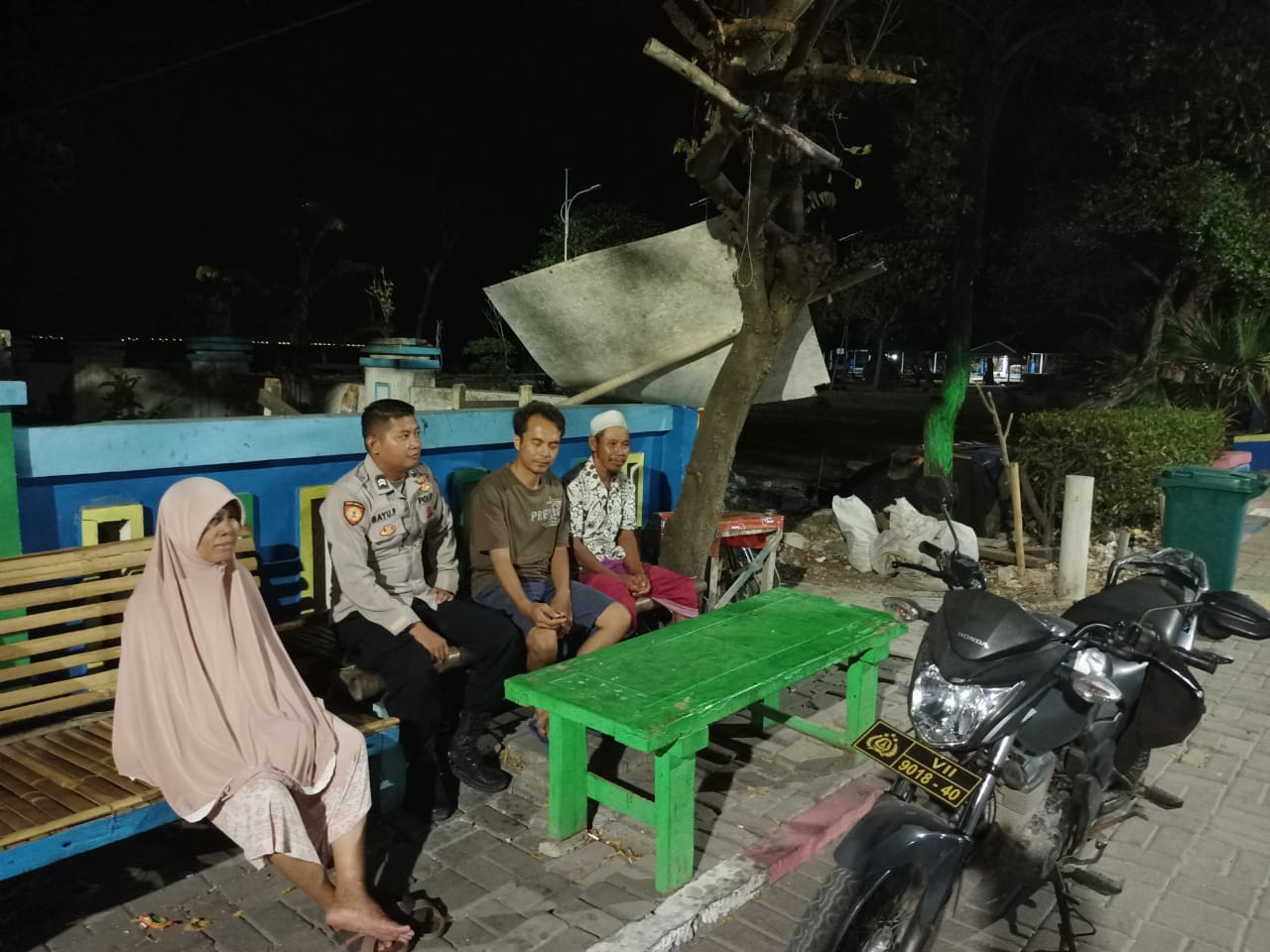 Polsek Kepulauan Seribu Selatan Ajak Warga Ciptakan Pemilu 2024 yang Aman dan Damai Melalui Patroli Malam Dialogis