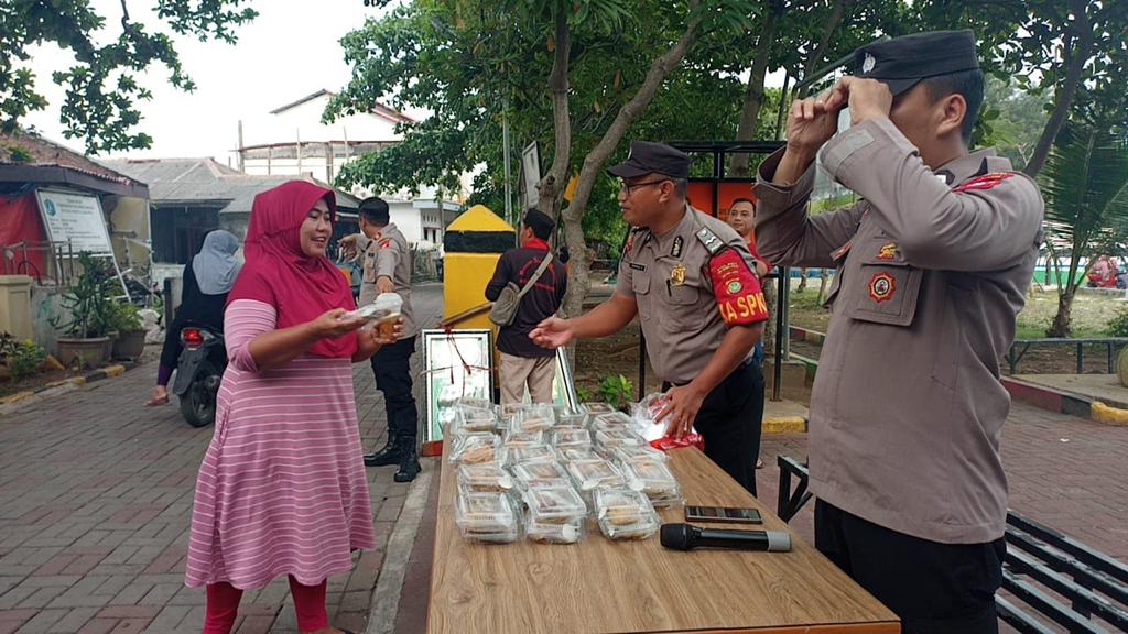 Ramadhan Berkah Polsek Kepulauan Seribu Bagi Takjil Gratis Ke Warga