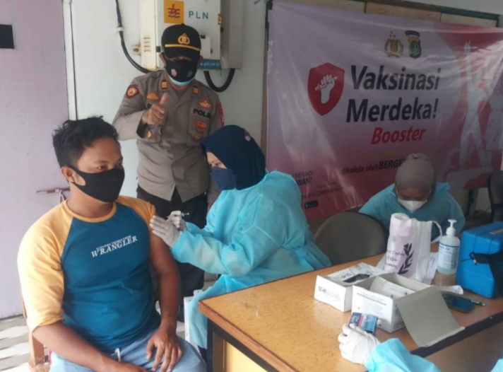 Vaksin Dosis 3 Terus di Gencarkan Polsek Kep Seribu Utara di 4 Pulau Permukiman