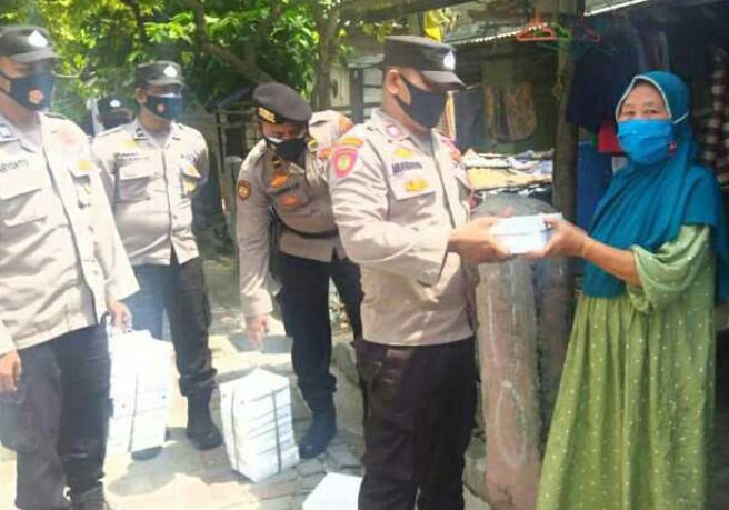 Jumat Barokah, Polsek Kep Seribu Utara Bagikan Nasi Kotak Ke Kaum Dhuafa di Pulau Harapan