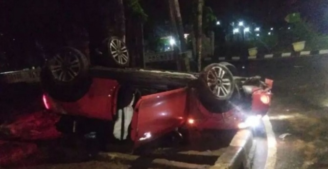 Melaju Kencang Sebuah Mobil Mewah di Kelapa Gading Menabrak Pohon, Pengemudi dan Penumpangnya Tewas di Tempat