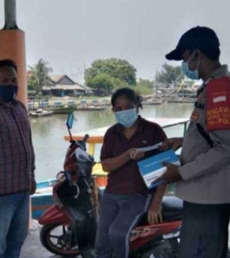 Terus Imbau ProKes dan Bagikan 900 Masker ke Warga, Polres Kep Seribu Cegah Sebaran COVID-19
