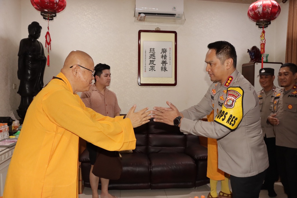 Kapolres Jakbar Tinjau Ibadah Imlek Di Vihara, Tokoh Agama Tionghoa Ikut Mendoakan Pemilu Aman Dan Damai