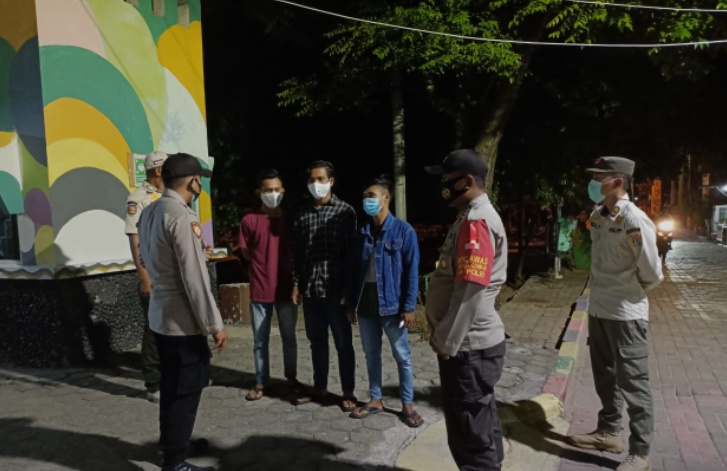Polsek Kep Seribu Selatan Sampaikan Himbauan ProKes Ke Warga Saat Giatkan Patroli Malam Hari