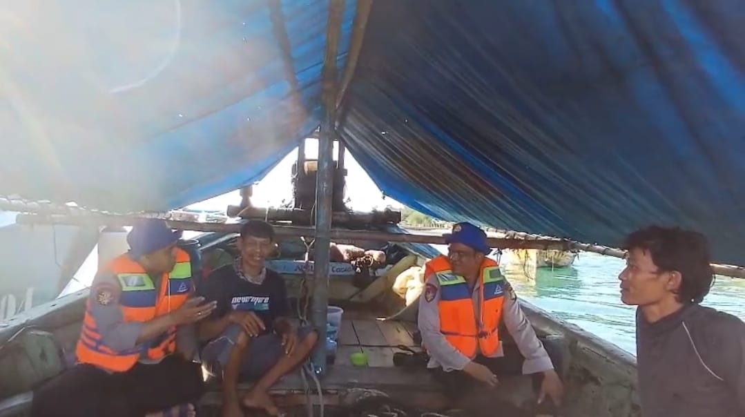Polisi Baik, Satpolairud Polres Kepulauan Seribu Patroli Laut Antisipasi Kejahatan dan Himbau Keselamatan Nelayan