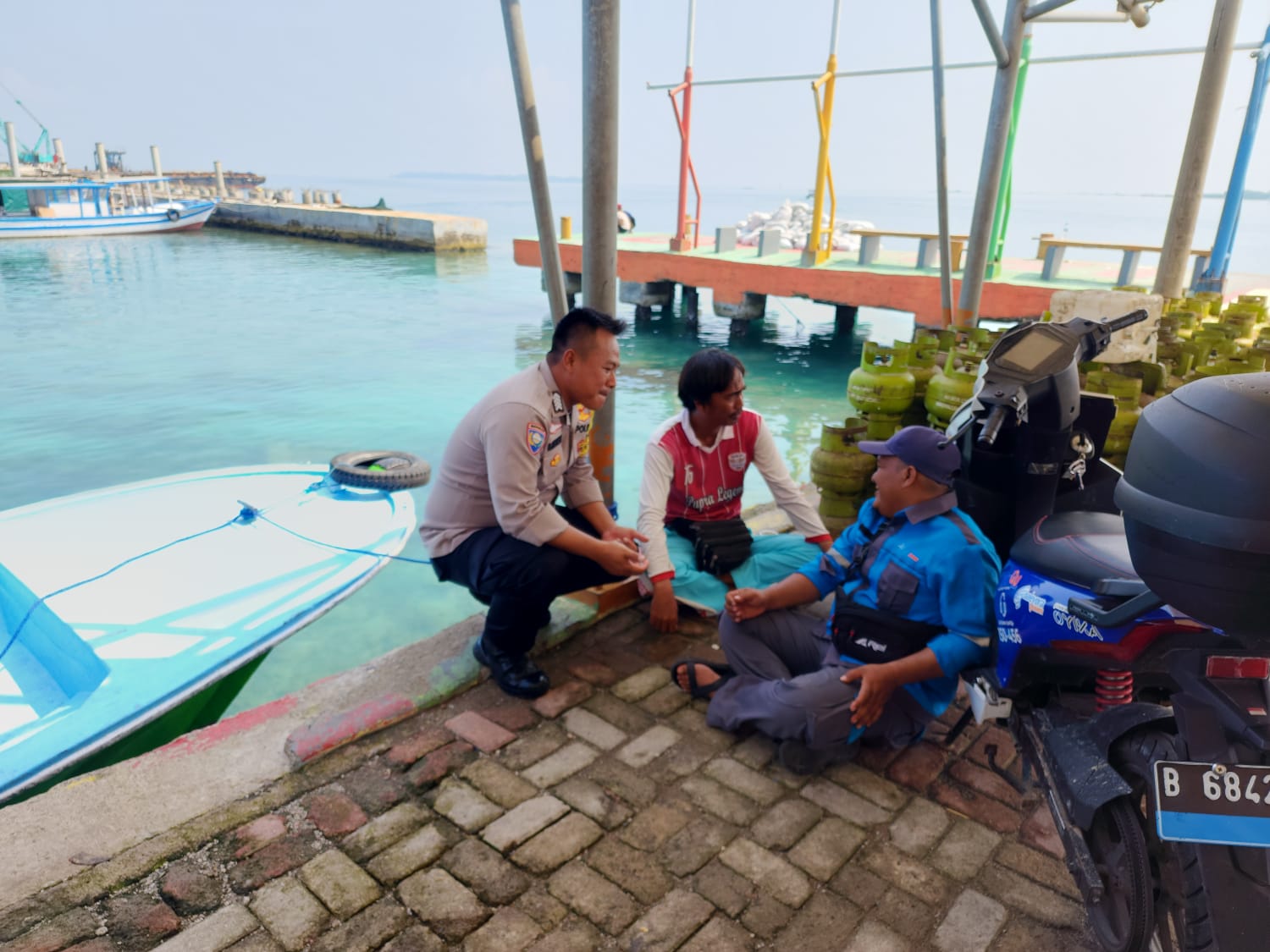 Bhabinkamtibmas Pulau Pramuka Sambangi Masyarakat Toga Tomas dan Himbau Jalankan Kamtibmas dengan Aman dan Nyaman