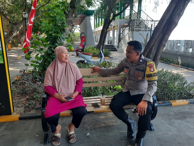 Bhabinkamtibmas Pulau Tidung Kunjungi Ibu Kokom Waspada Terhadap Hoax dan Radikalisme