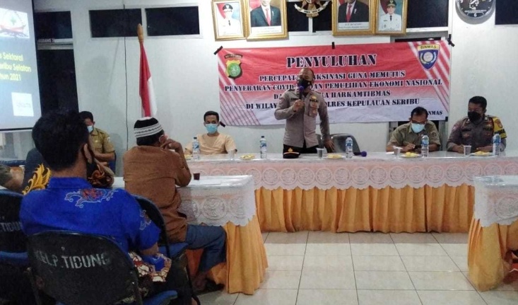 Sat Binmas Polres Kep Seribu Beri Penyuluhan ke Warga Pentingnya Vaksinasi COVID-19