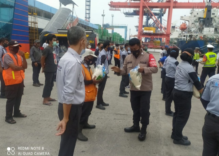 40 Kantong Beras Dibagikan Polres Pel Tanjung Priok ke Komunitas Cleaning Service dan Ojek Pelabuhan