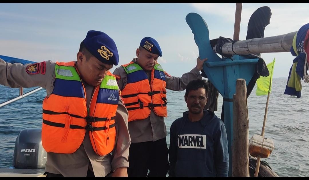 Patroli Laut Kapal KP. VII - 40 - 203: Satpolairud Polres Kepulauan Seribu Berikan Himbauan Kamtibmas kepada Nelayan di Perairan Pulau Pari