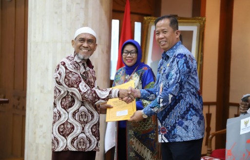 Walikota Jakut Serahkan Sebelas SK Pensiun Pegawai dan SK Pensiun Janda