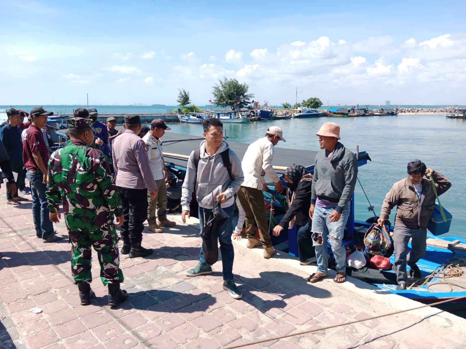 Polsek Kepulauan Seribu Jaga Dermaga Pantau Keberangkatan Dan Kedatangan Kapal