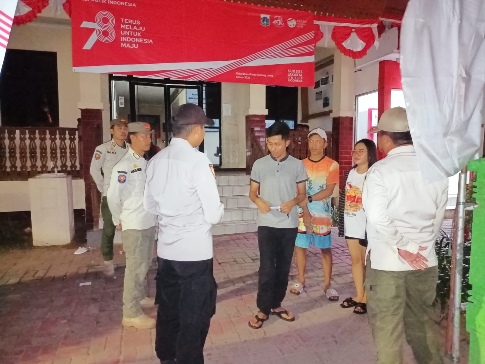 Patroli Malam Polsek Kepulauan Seribu Selatan: Himbau Wisatawan di Pulau Pari untuk Jaga Keamanan Diri dan Barang Berharga