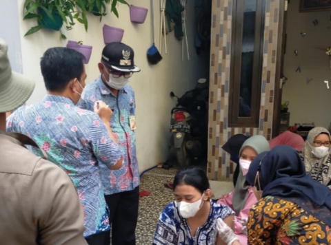 2 Kelurahan di Jakut Lakukan Vaksinasi Door To Door
