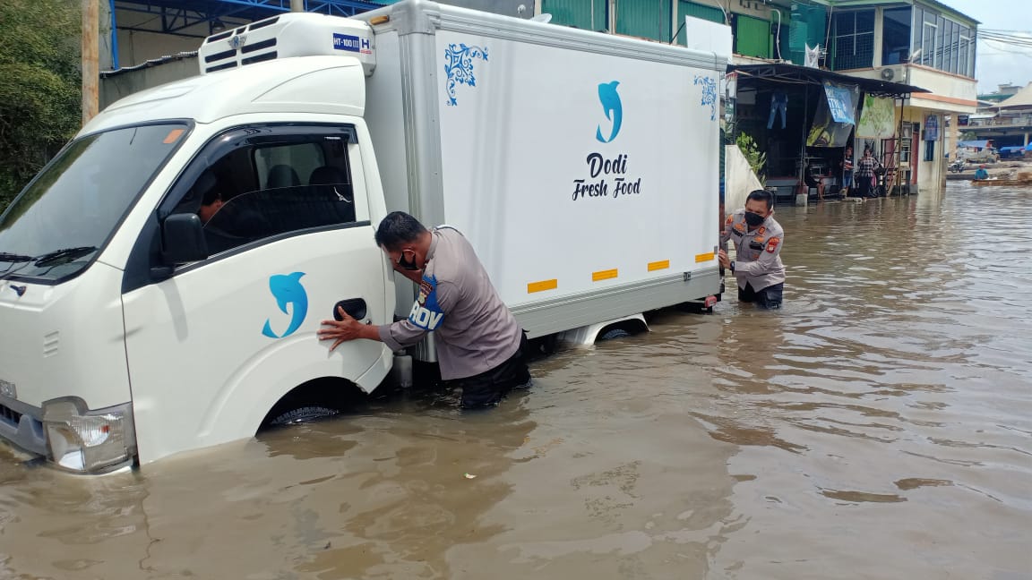 Kawasan Pelabuhan Muara Baru Kembali Tergenang Rob, Personil Polsek Muara Baru Siap Siaga Bantu Warga