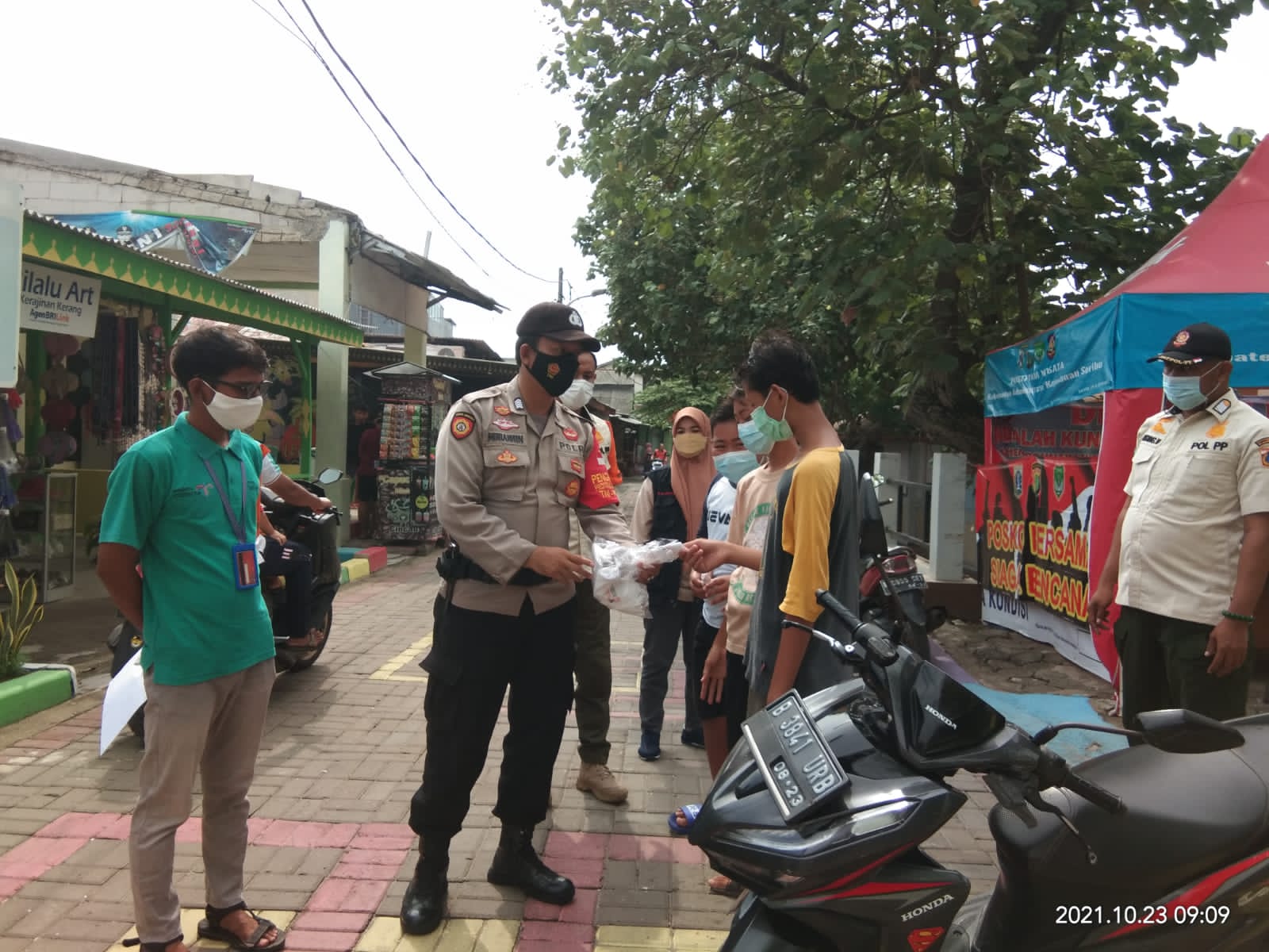 Upaya Cegah Covid-19, Polres Kep Seribu Hari Ini Bagikan 1.500 Masker Ke Warga