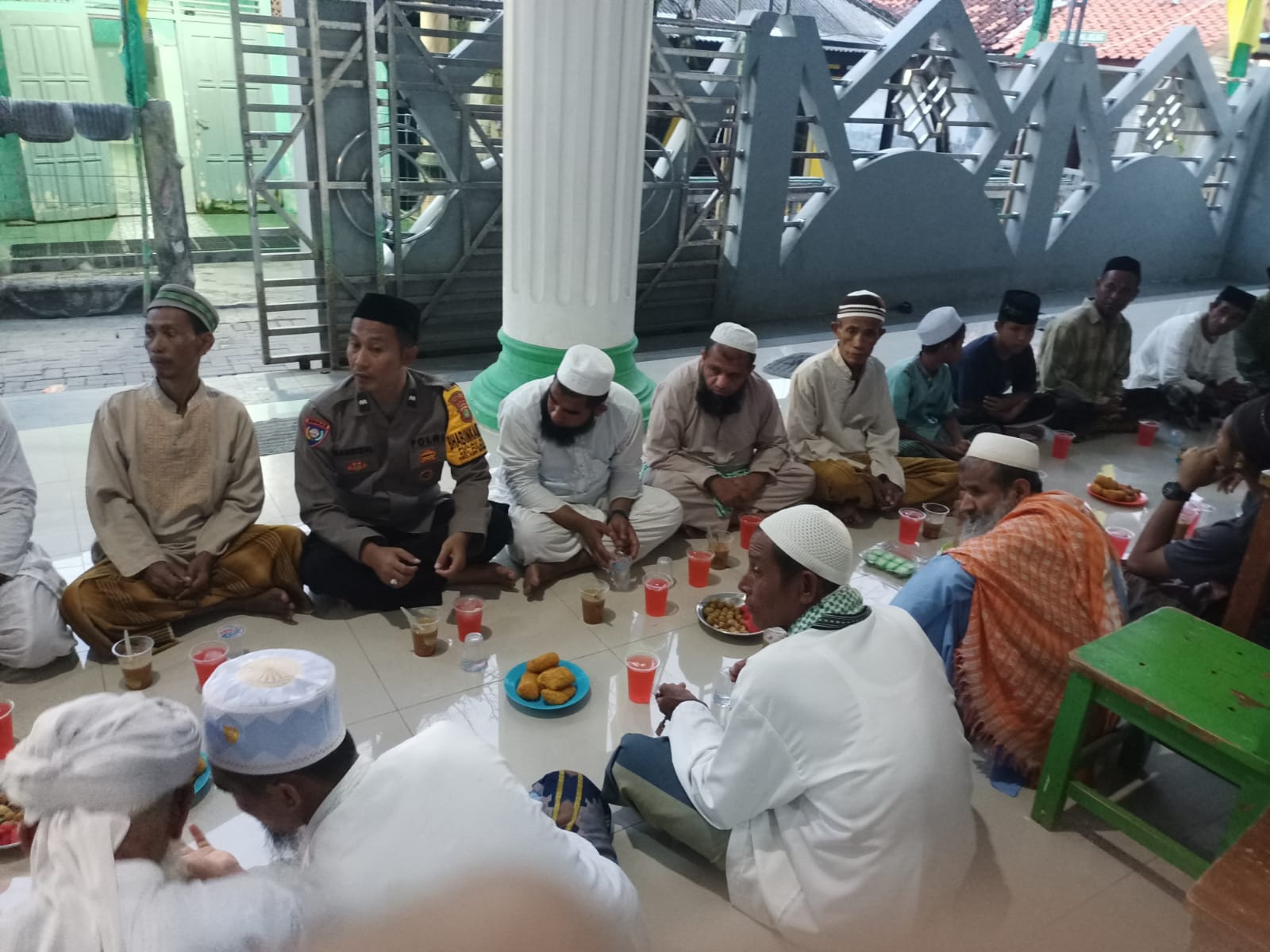 Bhabinkamtibmas Pulau Kelapa Jalin Persaudaraan Melalui Buka Puasa Bersama Toga, Tomas, dan Masyarakat