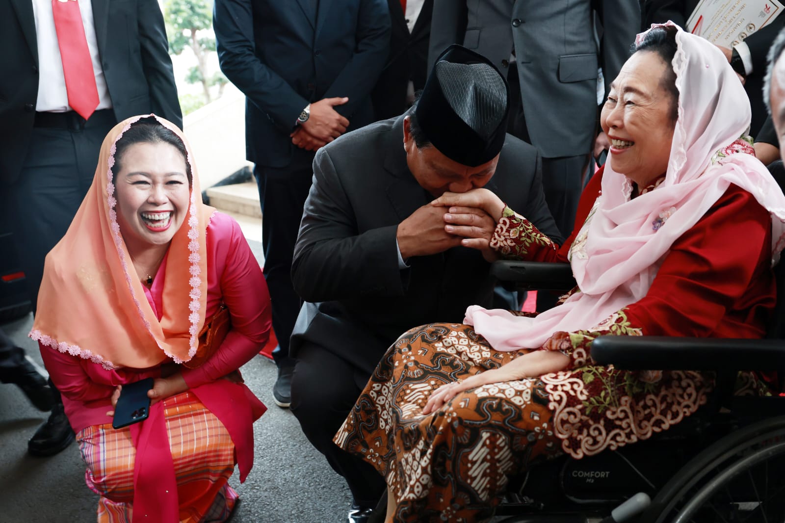 Prabowo Sapa dan Cium Tangan Istri Gus Dur Usai Hadiri Sidang Tahunan MPR