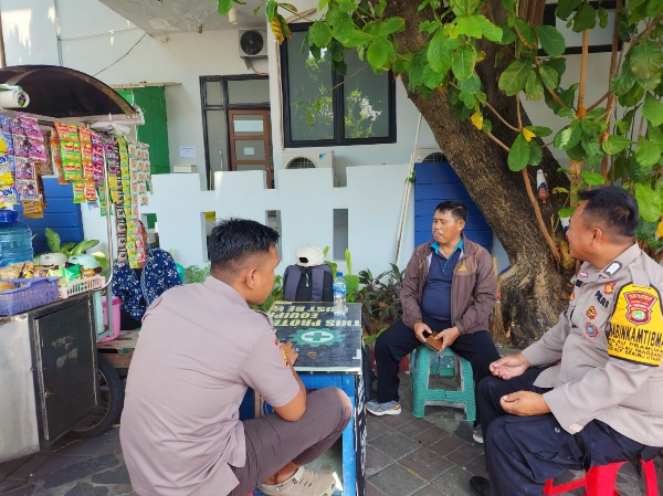 Bhabinkamtibmas Pulau Pramuka Jalin Silaturahmi dengan Masyarakat dan Sosialisasikan Call Centre Polri 110