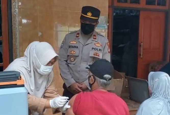Maksimalkan Capaian Vaksin Booster, Polsek Kep Seribu Selatan Gelar Suntik Vaksin Dosis 3 di 4 Pulau