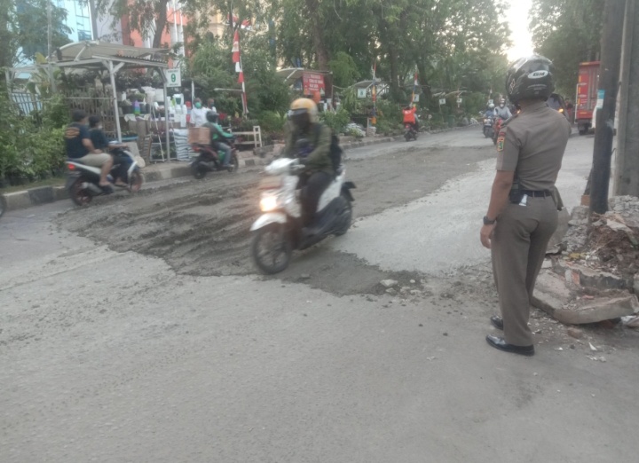 Peninggian Jalan Metro Kencana Papanggo Hasil Inisiatif Seorang Warga Bikin Macet Lalin, Diduga Langgar Aturan