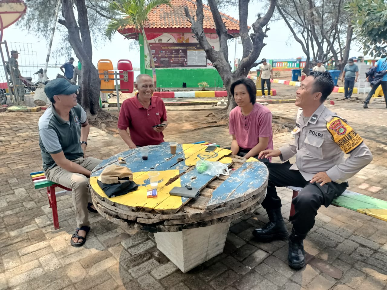 Bhabinkamtibmas Pulau Kelapa Ajak Warga Jaga Kedamaian Pasca Pemilu 2024