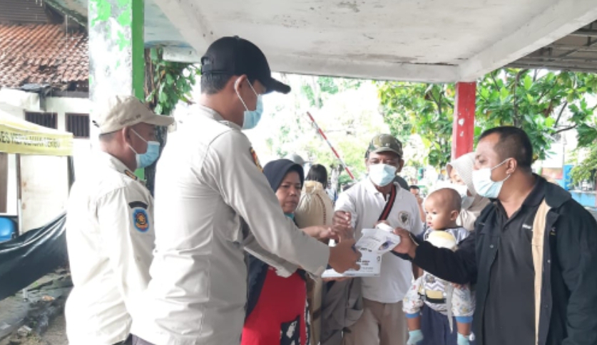 Saat Bagikan Masker, Polsek Kep Seribu Selatan Sampaikan Himbauan ProKes