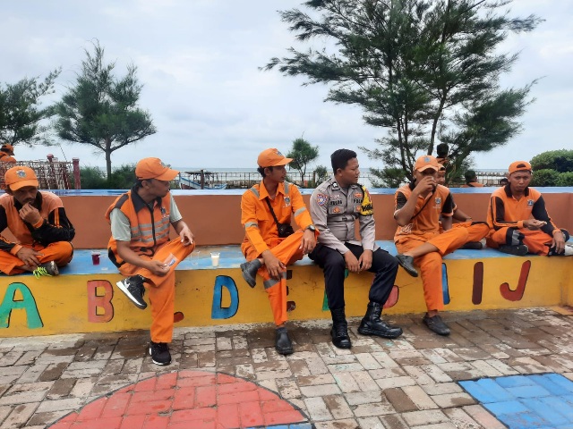 Bhabinkamtibmas Pulau Lancang Buka Obrolan Santai Bareng Petugas PPSU