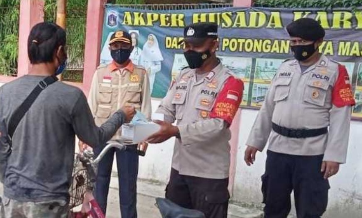 PPKM Level 1, Polres Kep Seribu Himbau ProKes dan Bagikan 1.200 Masker Ke Warga Dalam Rangka Cegah Sebaran COVID-19