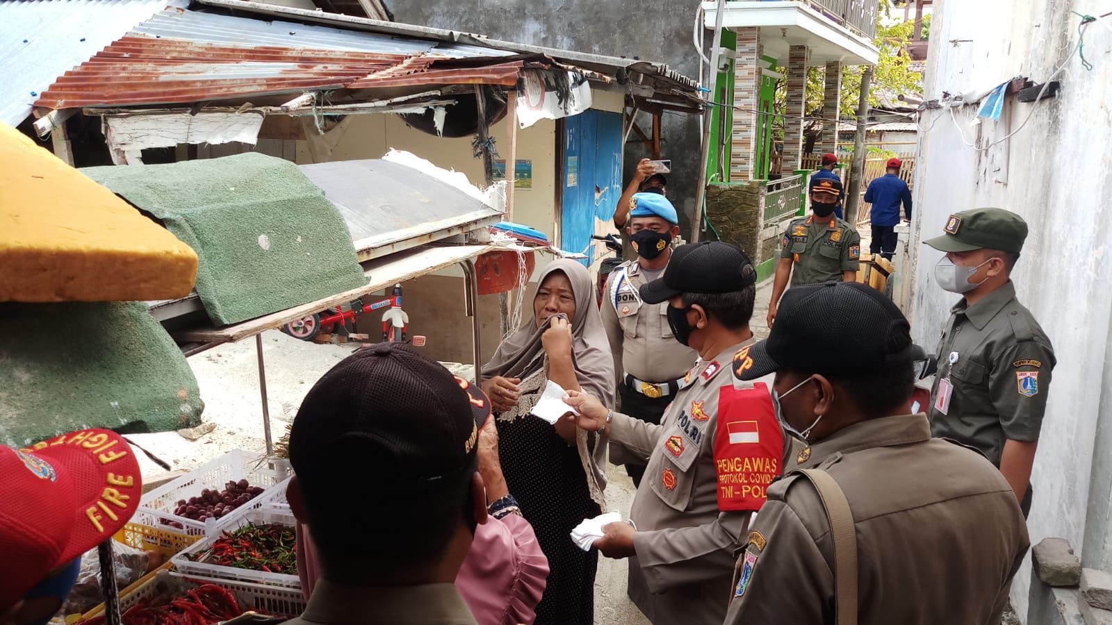 Polsek Kep Seribu Utara, Hari ini Himbau ProKes dan Bagikan 750 Masker Ke Warga Dalam Cegah Sebaran COVID-19