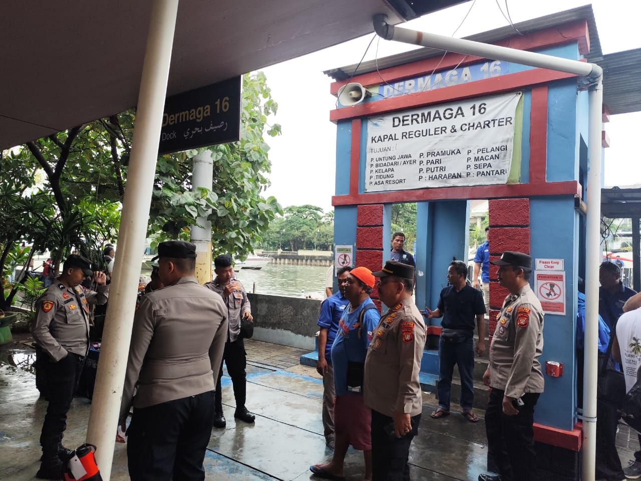 Polisi Humanis Polres Kepulauan Seribu Bersama TNI Amankan Keberangkatan Wisatawan di Marina Ancol 
