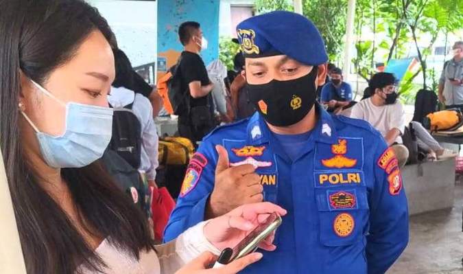 Penumpang Kapal Ke Pulau Seribu, Di Pelabuhan Kaliadem Scan Barcode Peduli Lindungi