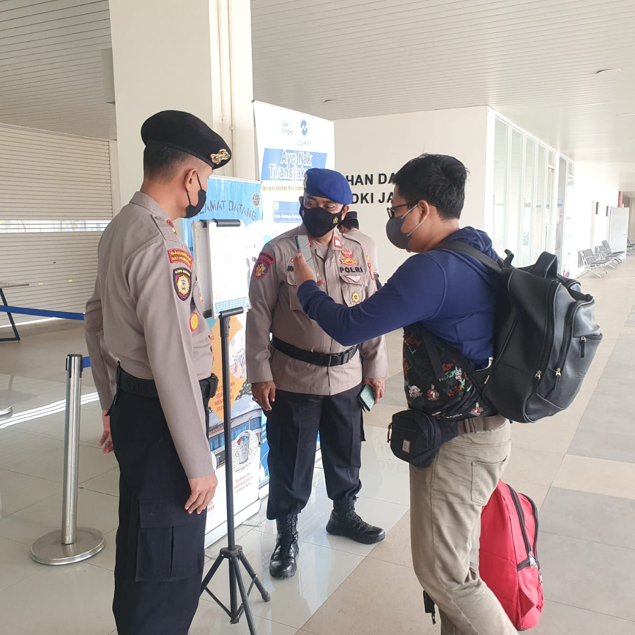 Polres Kep. Seribu Melaksanakan Pengamanan Terhadap 209 Penumpang di Dermaga Kali Adem