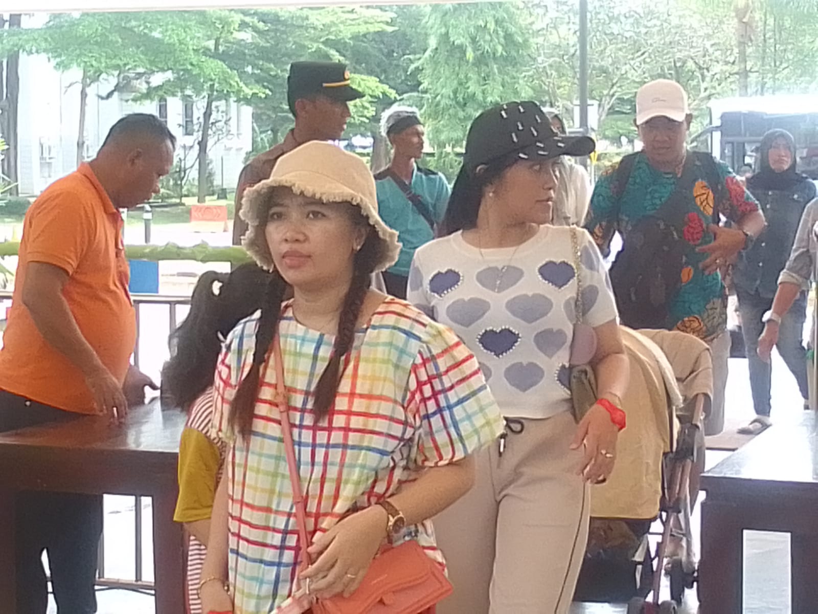 Libur lebaran Tiba, Polisi Berikan Pengamanan Bagi Pengunjung di TMII