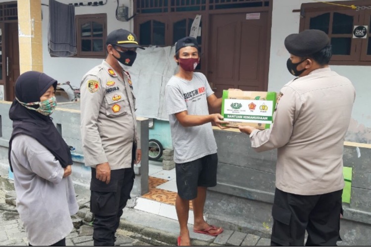Polres Kep Seribu Salurkan Sembako Kapolda Metro Ke Warga Terkonfirmasi Covid-19