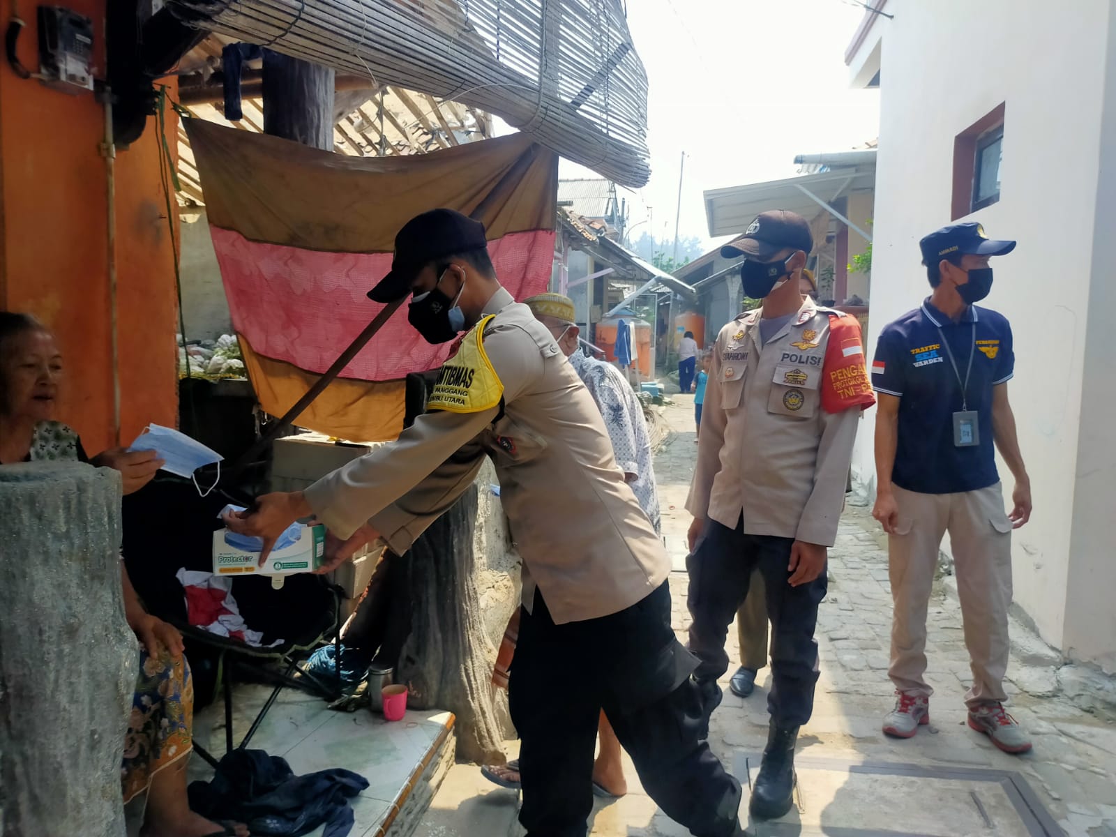 Bagikan 1.400 Masker, Polres Kep Seribu Hampiri Warga di 8 Pulau