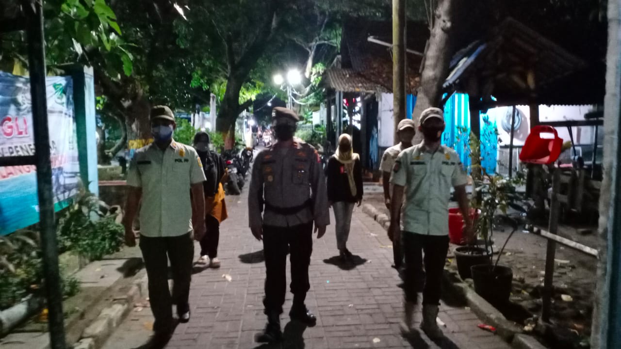 Bersama Tiga Pilar dan Tim Satgas COVID-19, Polsek Kepulauan Seribu Selatan Adakan Patroli PPKM Malam Hari
