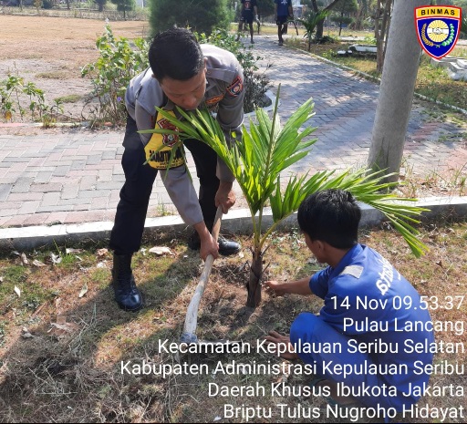 Polsek Kepulauan Seribu Selatan Bersama Warga Tanam Bibit Pohon untuk Reduksi Polusi Udara