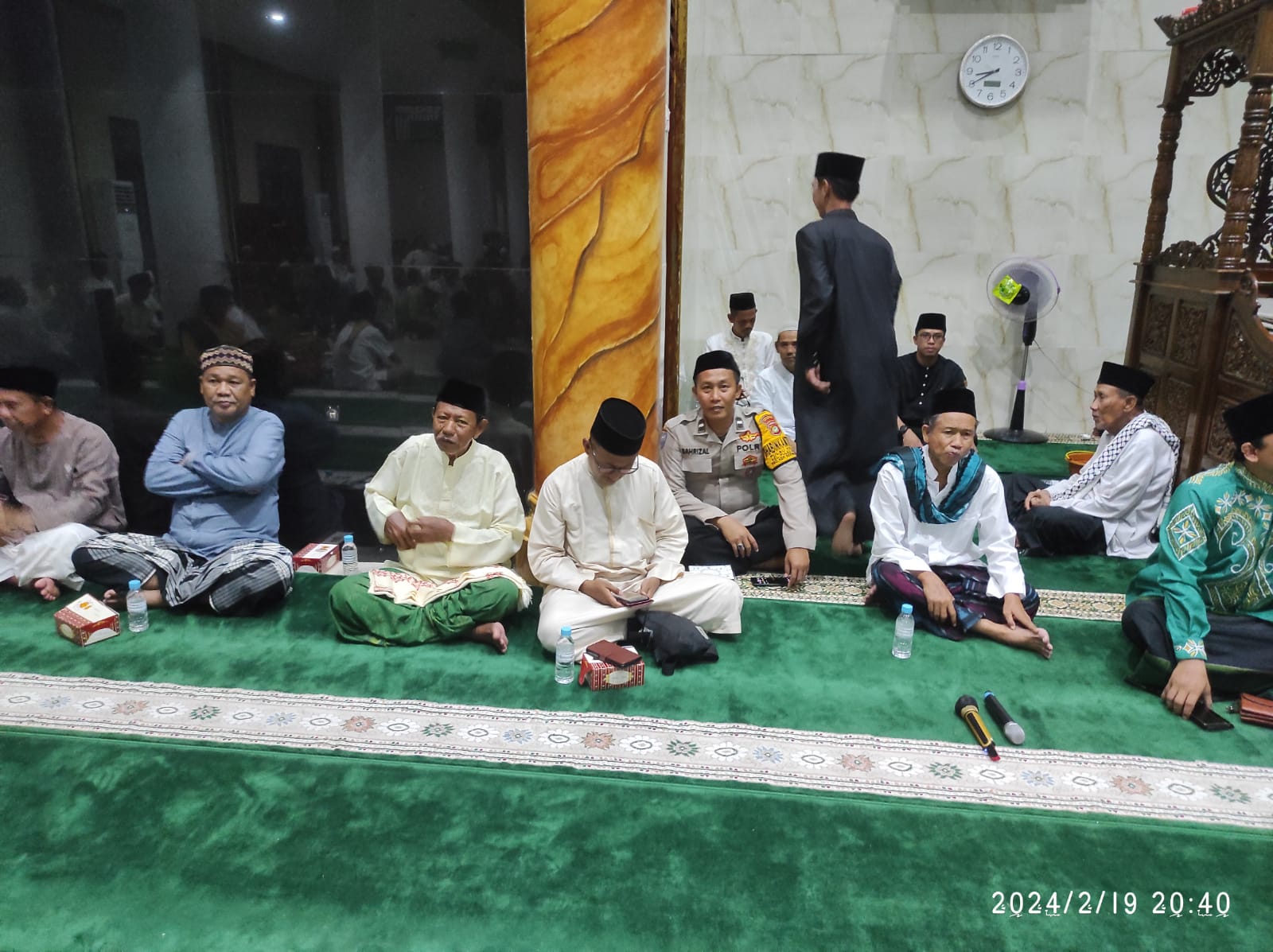 Bhabinkamtibmas Pulau Kelapa Hadiri Kegiatan Peringatan Isra Mi'raj Nabi Muhammad SAW di Masjid Jami Al-Falah