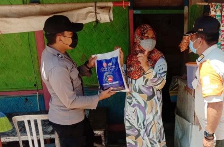 Kurangi Beban Warga Terdampak Covid-19, Polres Kep Seribu Bagikan Bansos kepada 92 KK