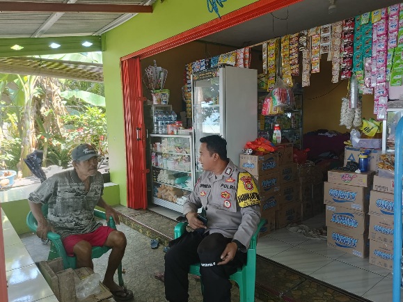 Bhabinkamtibmas Pulau Pari Sambangi Pedagang Kelontong dan Himbau Jaga Kualitas Produk