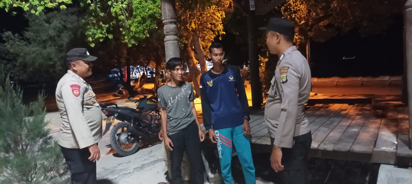 Polsek Kepulauan Seribu Selatan, Lakukan Patroli Malam Dialogis untuk Cegah Kenakalan Remaja dan Jaga Keamanan Wilayah