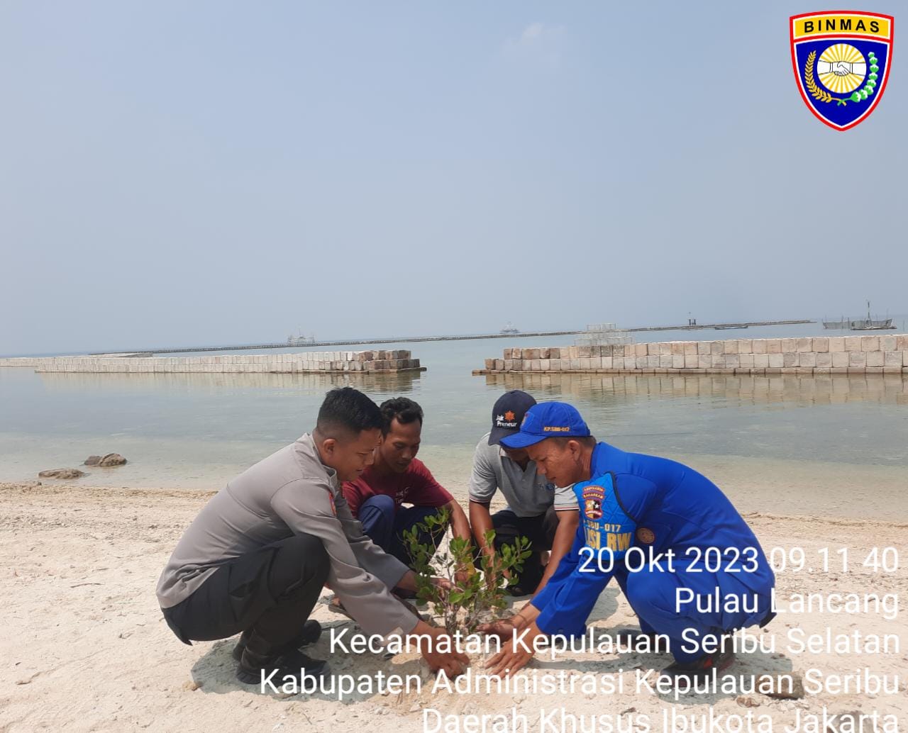 Upaya Bhabinkamtibmas: Tanam Pohon di Berbagai Pulau Penduduk Wilayah Polres Kepulauan Seribu untuk Kurangi Polusi dan Tingkatkan Penghijauan